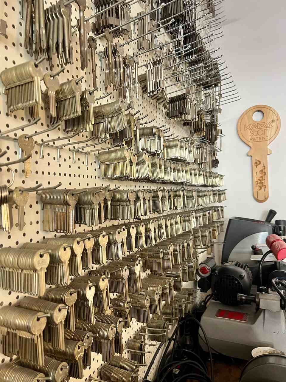 Un trousseau de clés est accroché au mur d'un atelier de serrurerie.