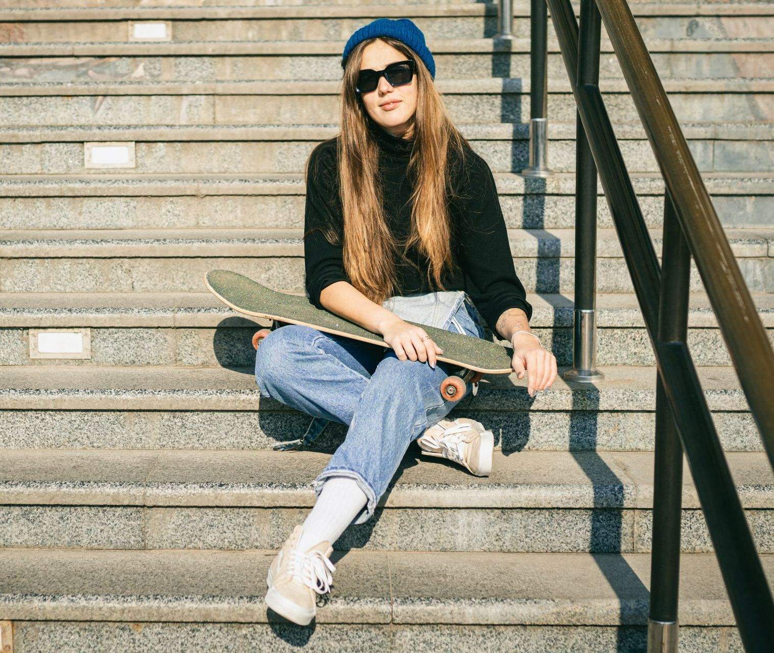 Femme avec skate-board