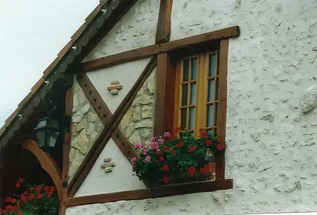 Fenêtre en bois avec colombage