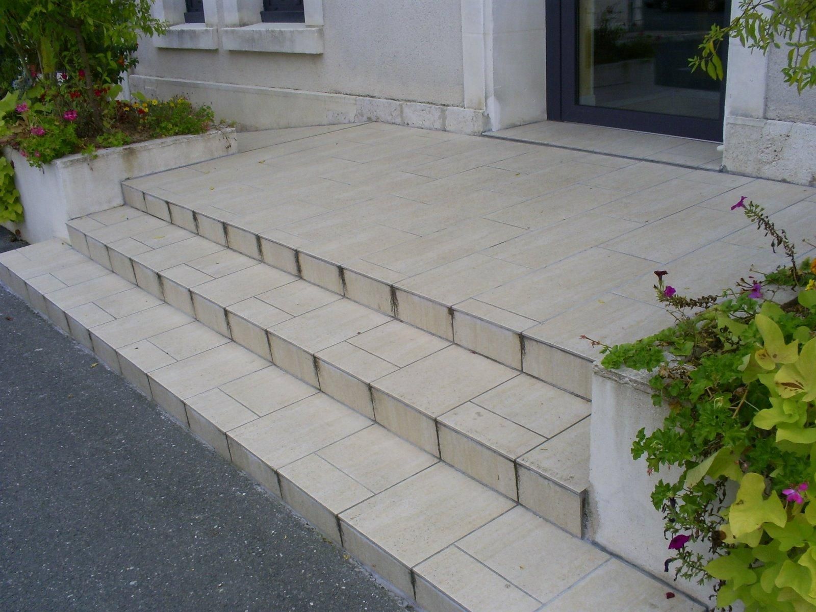 Escalier extérieur en carrelage