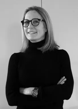 Portrait en noir et blanc de maître Arielle Grevaz.