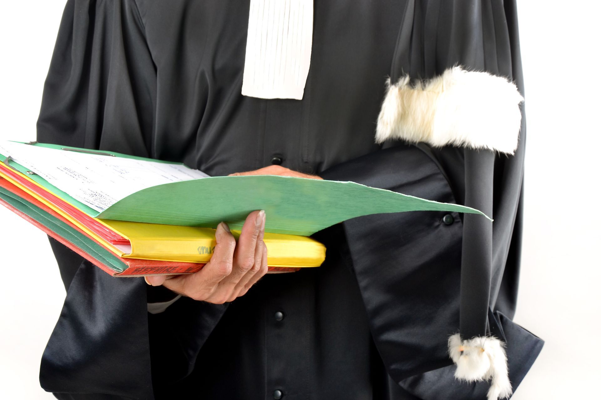 Avocate en robe tenant des dossiers.
