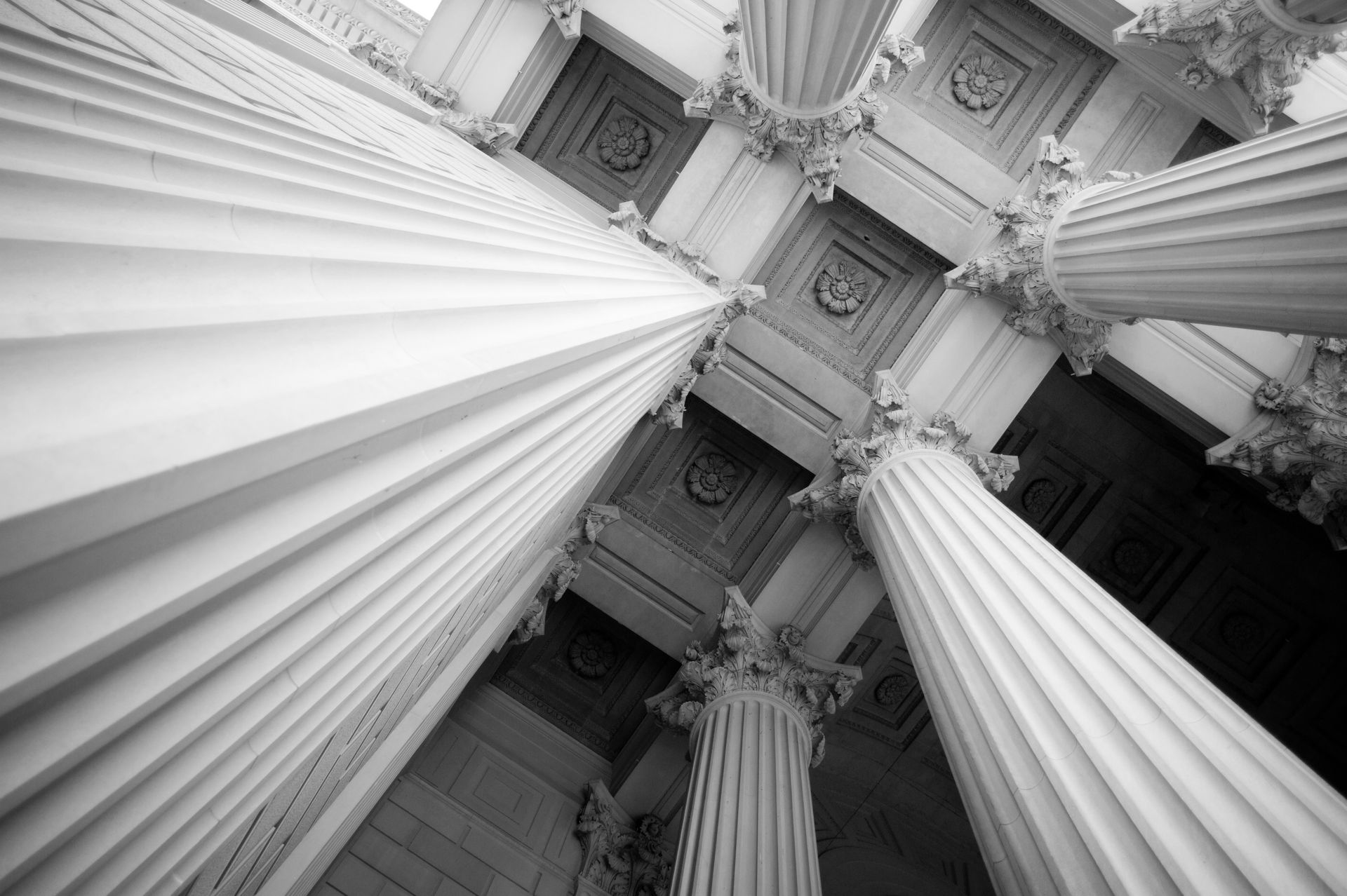 Vue en contreplongée de pilliers dans un tribunal.