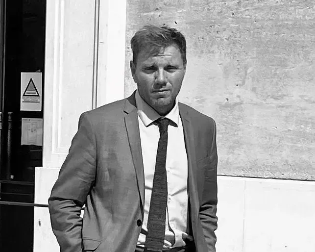 Portrait en noir et blanc de maître Laurent Thouvenot.