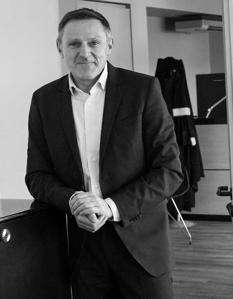 Portrait en noir et blanc de maître Sébastien Bouvier.