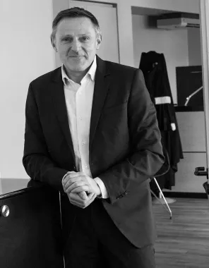 Portrait en noir et blanc de maître Sébastien Bouvier.