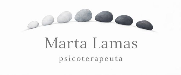 Una persona sonriente con cabello casta&ntilde;o rizado que lleva una camisa estampada de color beige sobre un fondo blanco.