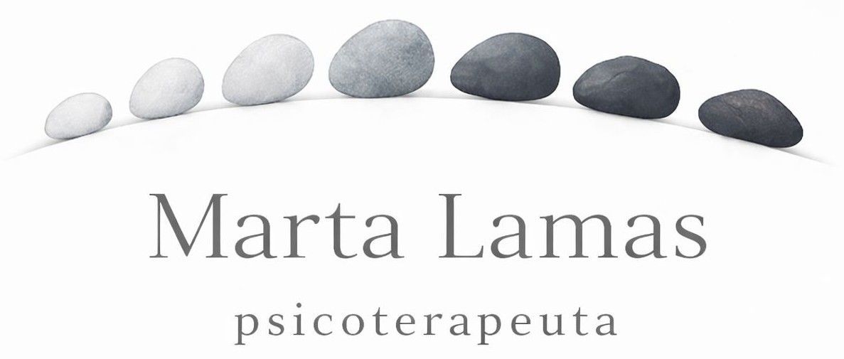 Logotipo con guijarros grises arqueados sobre el texto “Marta Lamas” y “psicoterapeuta”.
