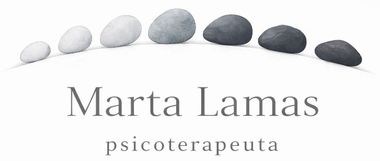 Logotipo con guijarros grises arqueados sobre el texto &ldquo;Marta Lamas&rdquo; y &ldquo;psicoterapeuta&rdquo;.