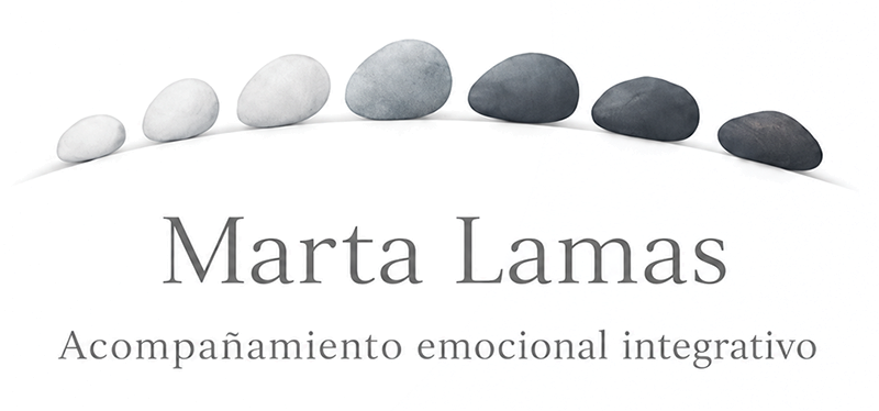 Logo con piedras grises en arco sobre el texto “Marta Lamas” y “Acompañamiento emocional integrativo”
