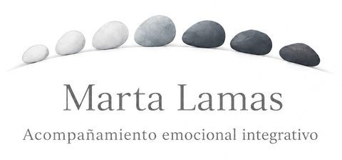 Logo con piedras grises en arco sobre el texto “Marta Lamas” y “Acompañamiento emocional integrativo”