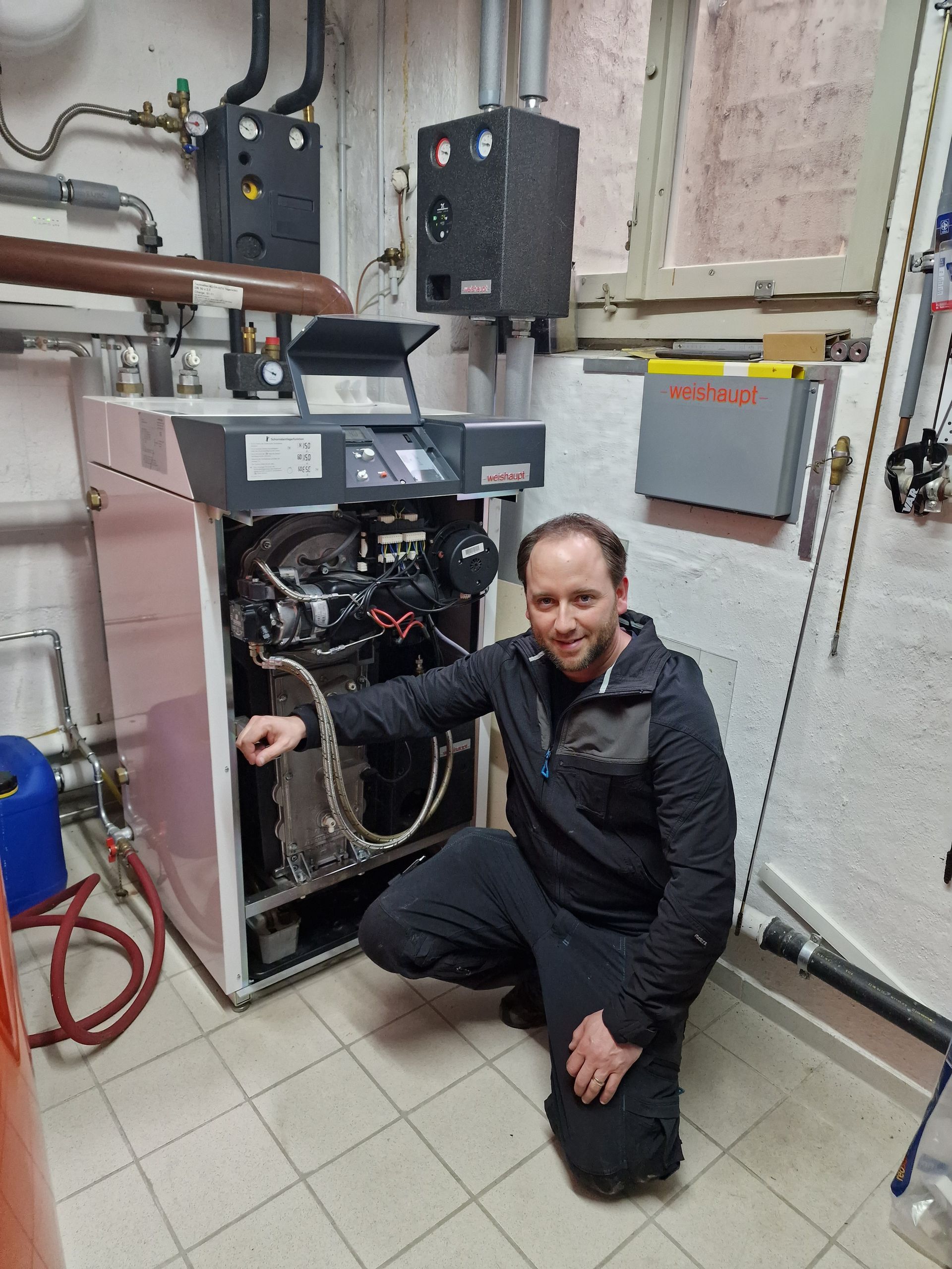 Vier quadratische Symbole: Lupe, Flamme, Heizkörper sowie gekreuzter Schraubenschlüssel und Schraubendreher.