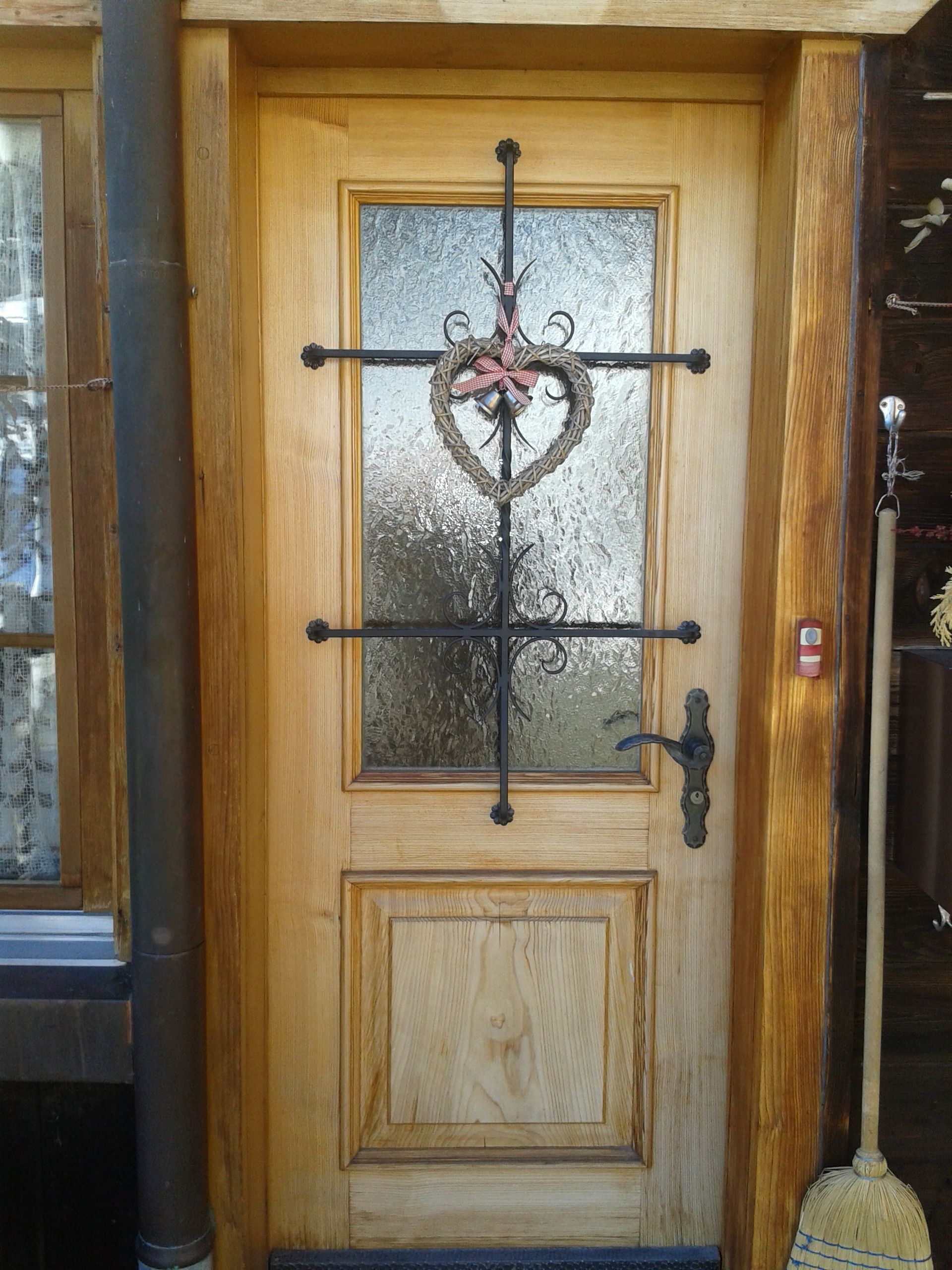 geschreinerte Tür - Steuri Schreinerei & Innenausbau GmbH - Wengen