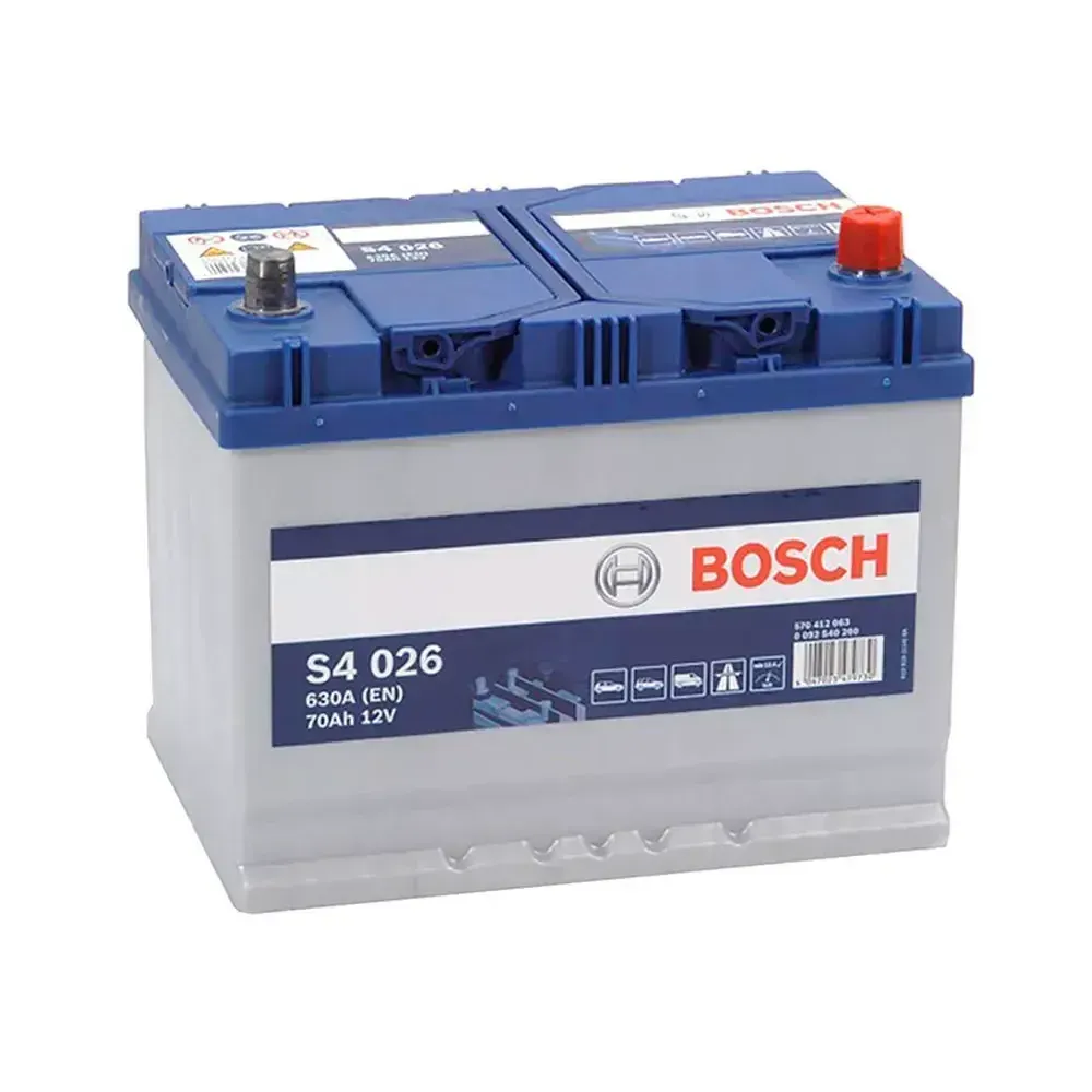 Una batería de automóvil Bosch S4 026 de color gris y azul con una capacidad de 12 V y 70 Ah, mostrada sobre un fondo blanco.