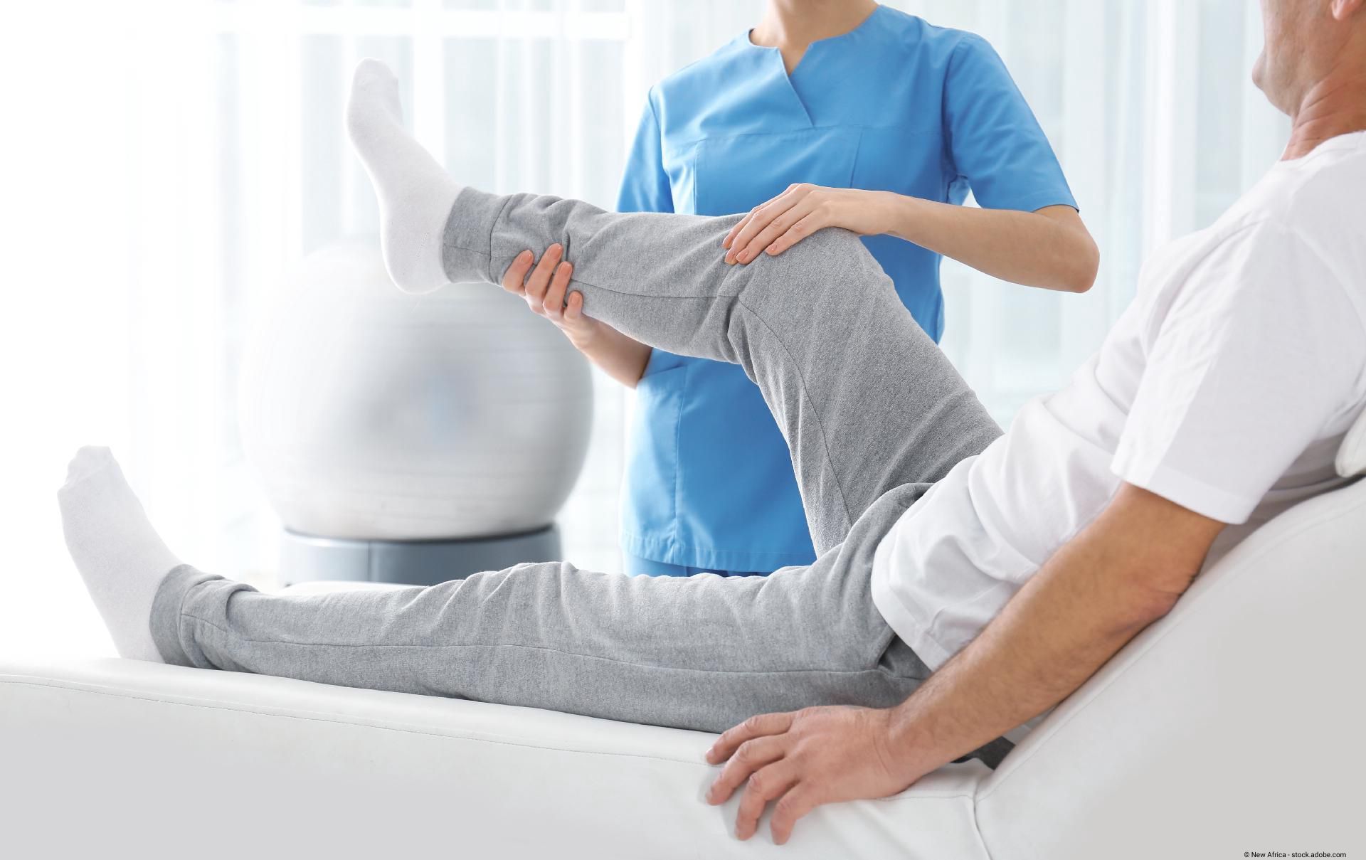 Physiotherapeut mit Patienten testet Mobilität