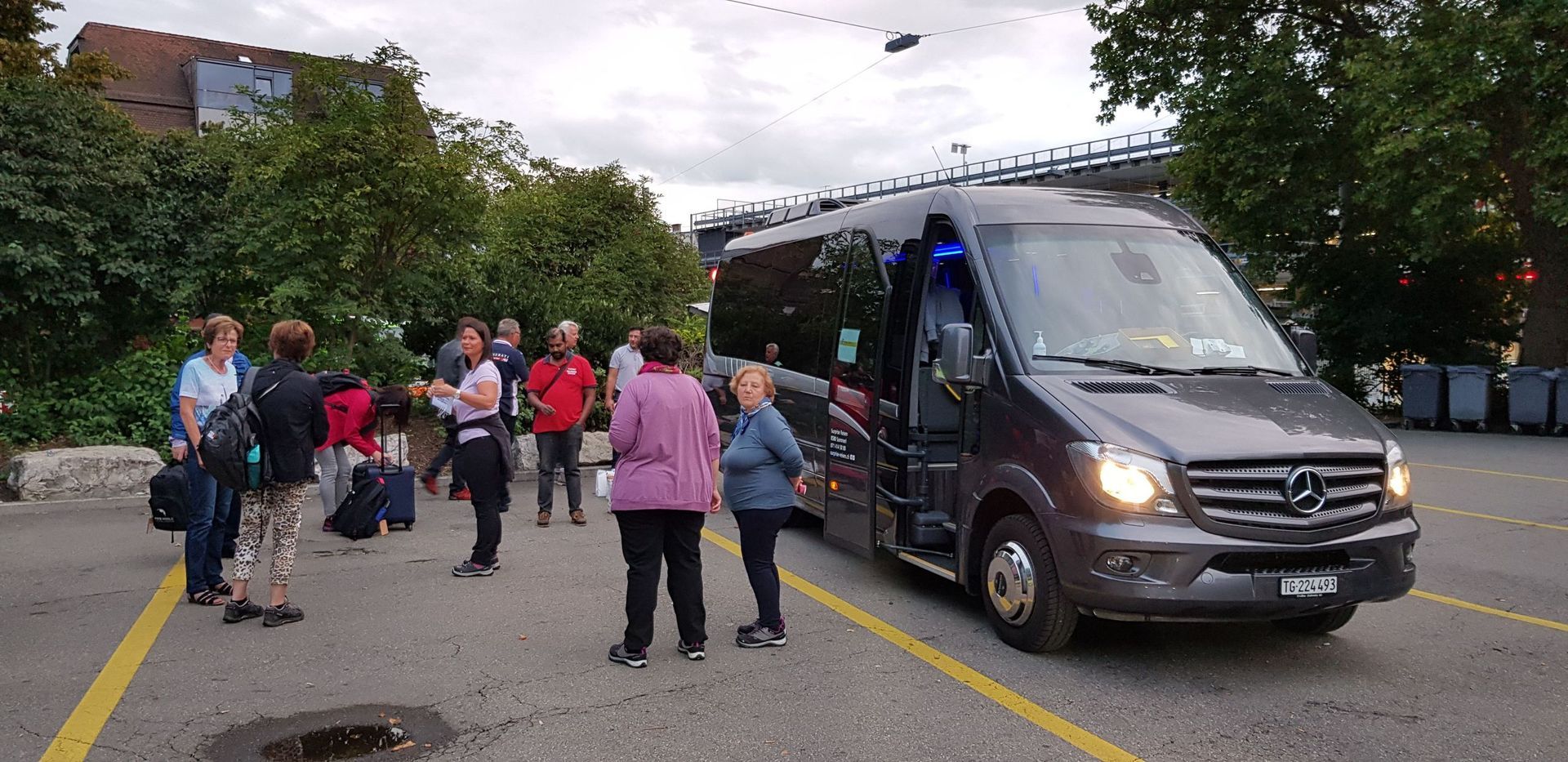 Besammlung beim Car-Parkplatz am Bahnhof Zürich. Alle Mitarbeiter / Gäste warten auf die Abfahrt mit dem Car