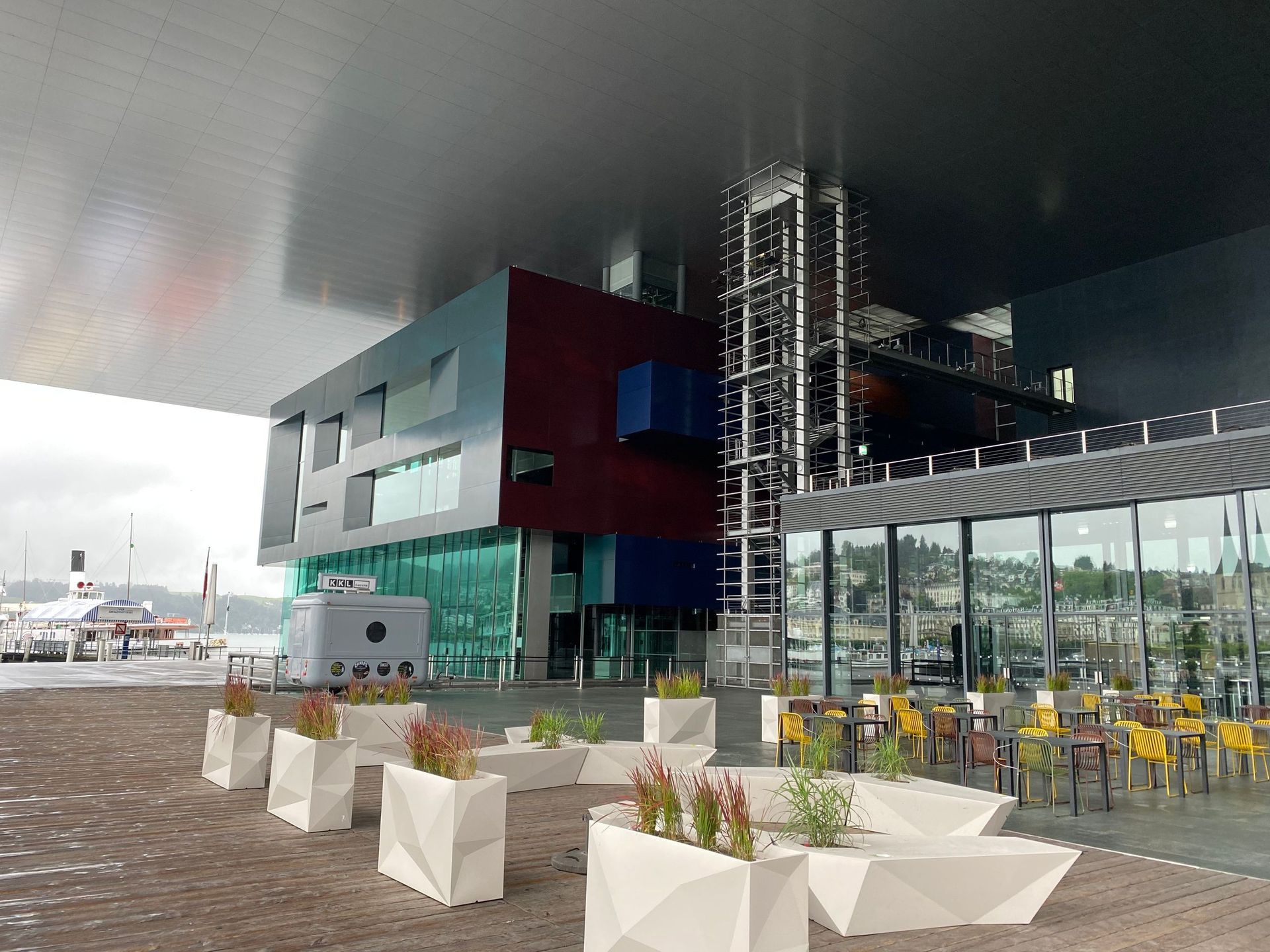 Das Kultur- und Kongresszentrum Luzern (KKL) wurde 1998 eröffnet. Architekt war Jean Nouvel. Die Baukosten für das KKL beliefen sich auf 226,5 Millionen Franken.