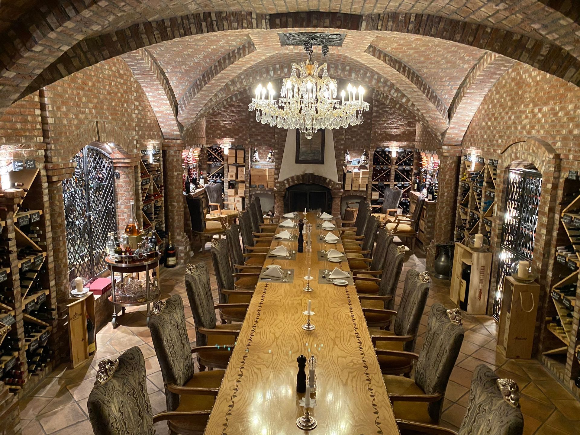 Gediegenes Abendessen im Weinkeller «Bodega Bacchus» im Hotel Alex