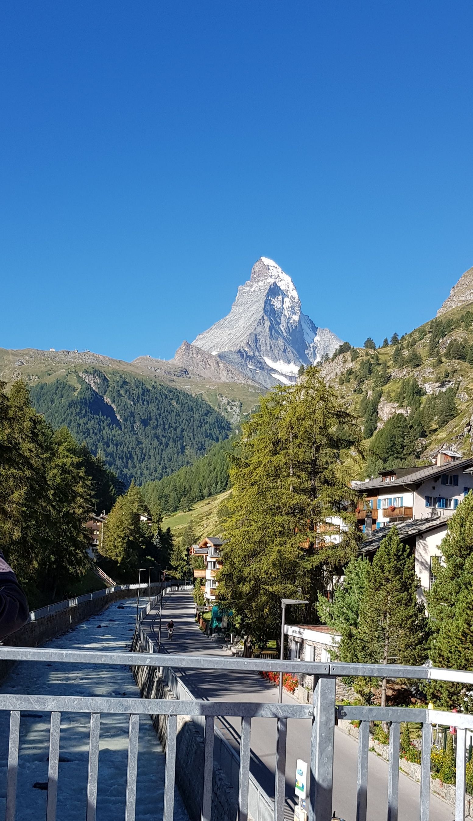 Das Matterhorn ist mit 4478 m ü. M. einer der höchsten Berge der Alpen. Wegen seiner markanten Gestalt und seiner Besteigungsgeschichte ist das Matterhorn einer der bekanntesten Berge der Welt.