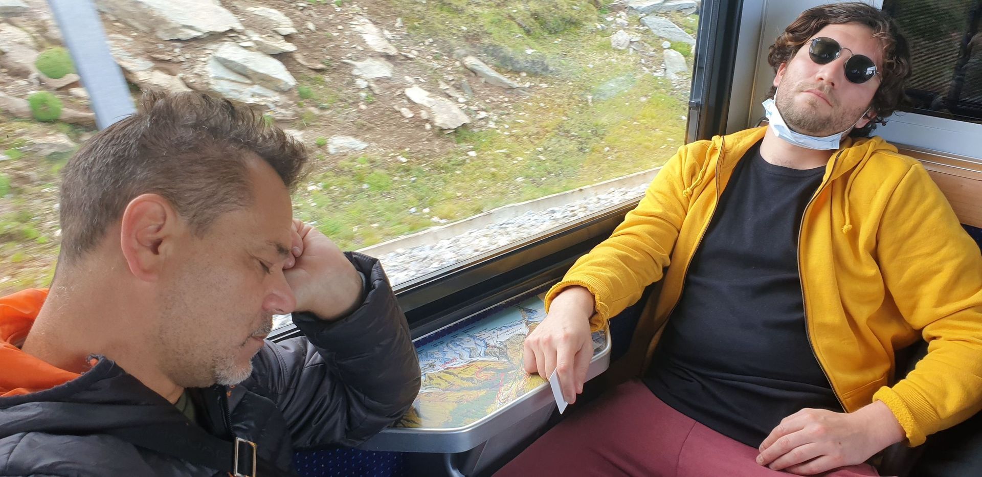 Müde Mitarbeiter auf der Fahrt mit der Gornergrat-Bahn vom Gornergrat nach Zermatt
