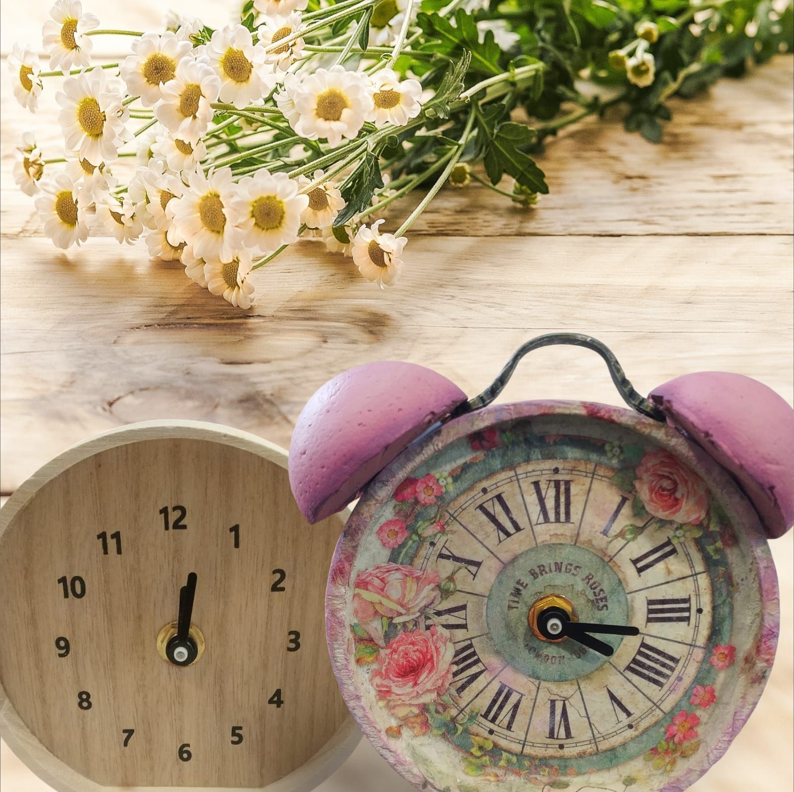 un reloj de madera simple y a su lado el mismo reloj ya decorado imitando un despertador antiguo
