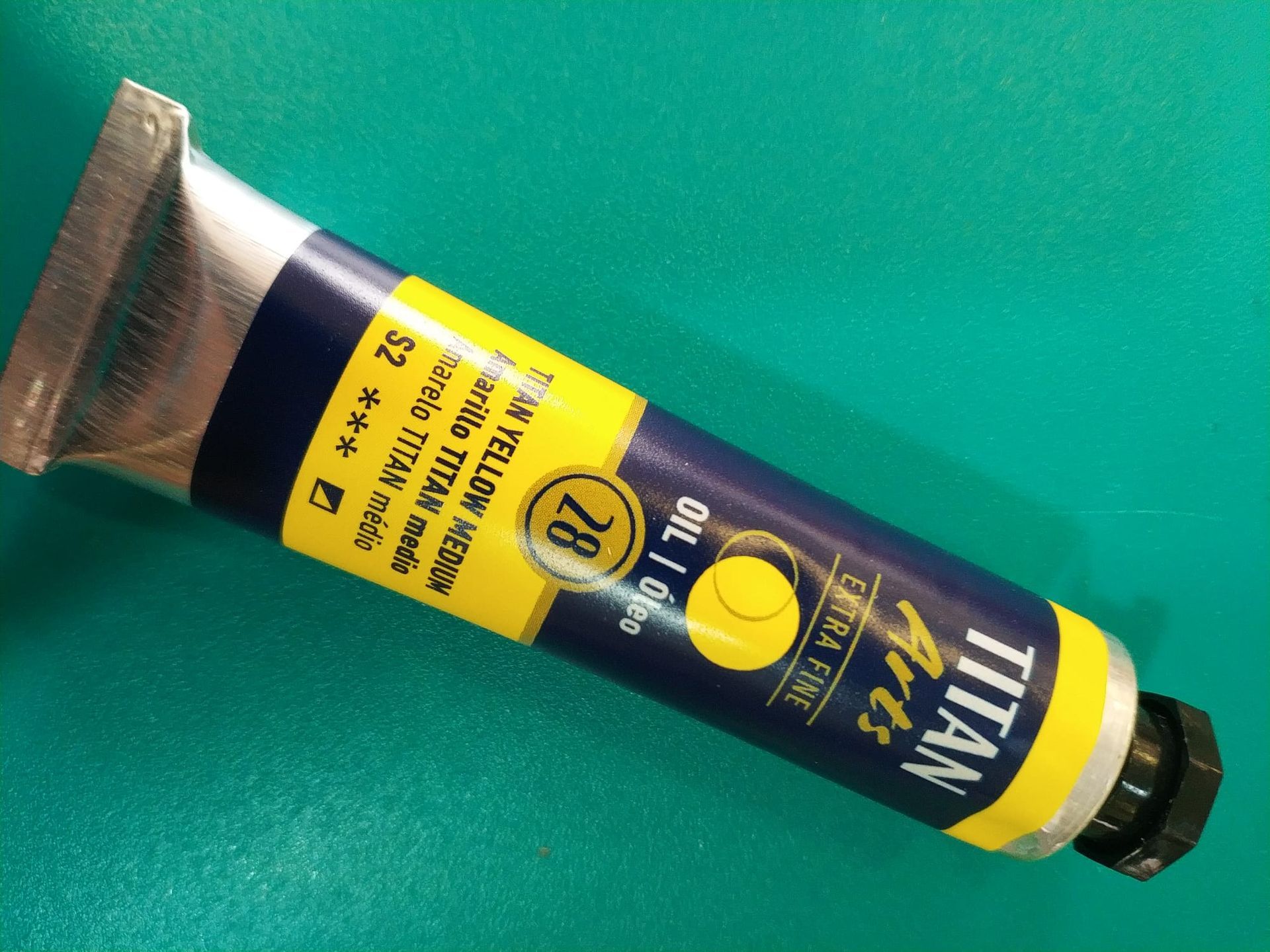 Un tubo de pintura al óleo amarilla Titan Art