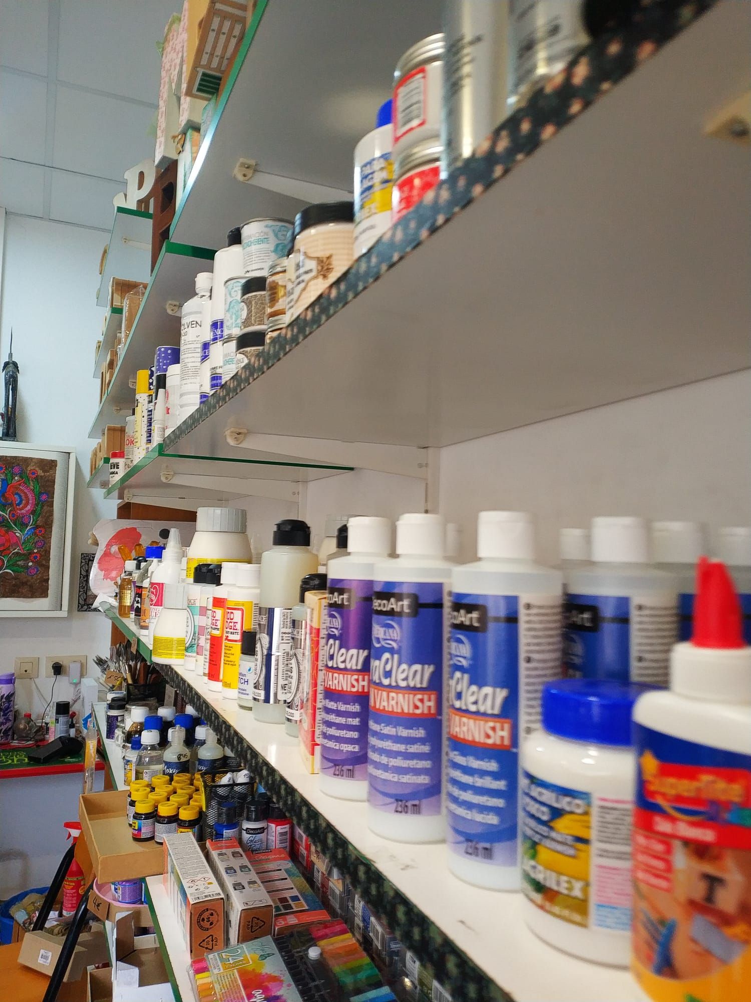 Un estante lleno de botellas de barniz transparente.