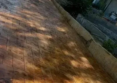 Techo de tejas desgastado, con borde de piedra. Sombras en la superficie, que insinúan la luz del sol y una vista inferior.