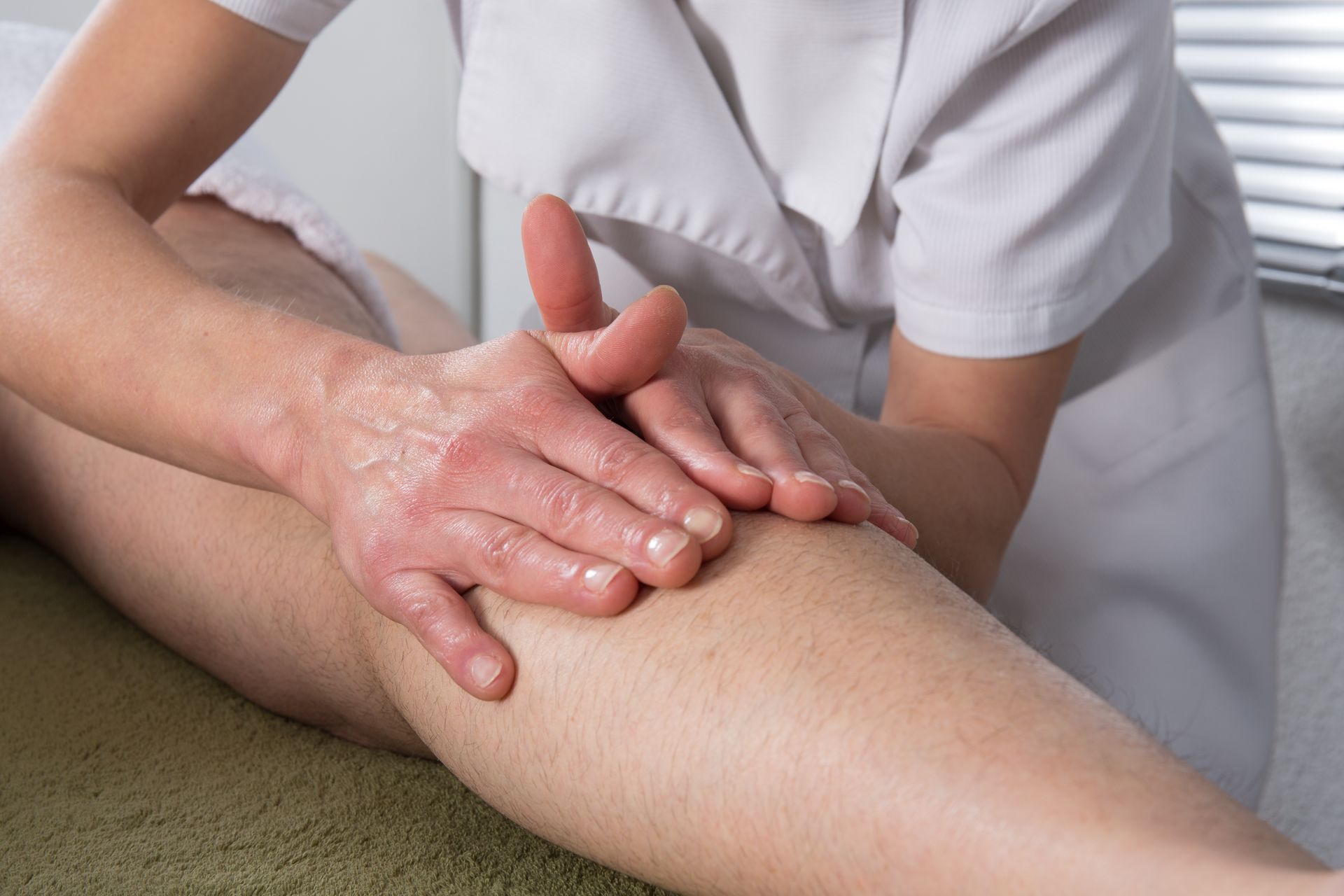 Fünf Personen lächeln in die Kamera. Sie scheinen sich in einem professionellen Umfeld zu befinden.