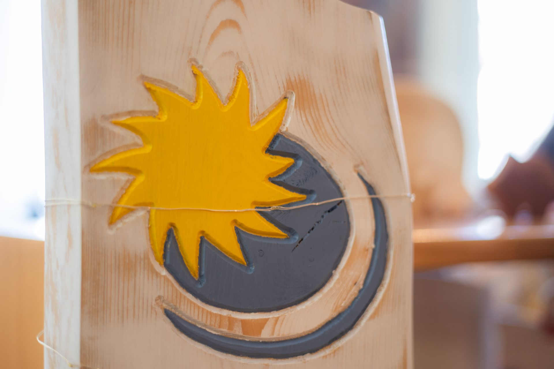 Fünf Personen lächeln in die Kamera. Sie scheinen sich in einem professionellen Umfeld zu befinden.