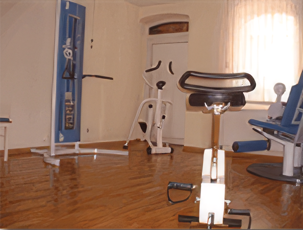 Empfangsbereich mit weißen Empfangstresen, beigefarbenem Boden und einer Pflanze.