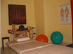 Empfangsbereich mit weißen Empfangstresen, beigefarbenem Boden und einer Pflanze.