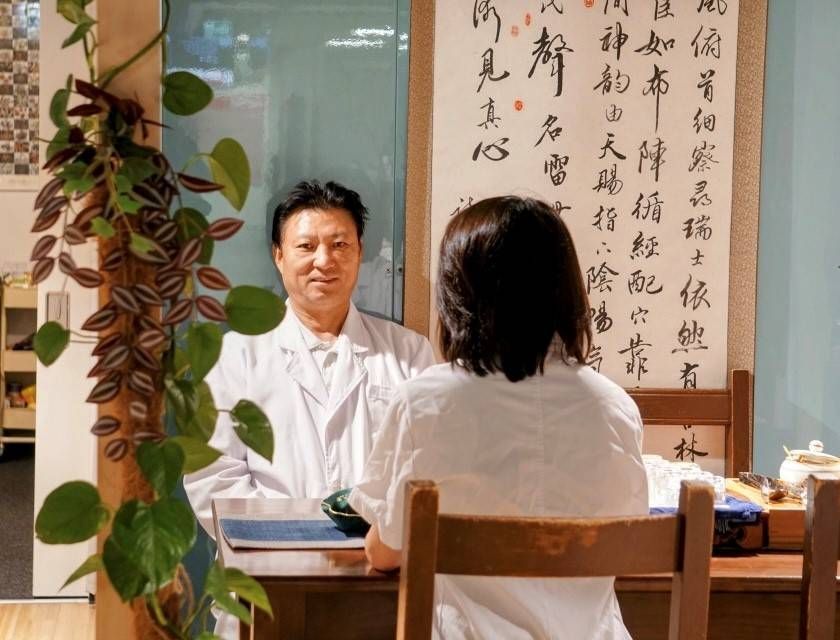 Eine Person bekommt eine Rückenmassage mit einem Gua-Sha-Gerät.