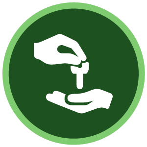 Manos blancas vertiendo líquido en otra mano dentro de un icono circular verde.