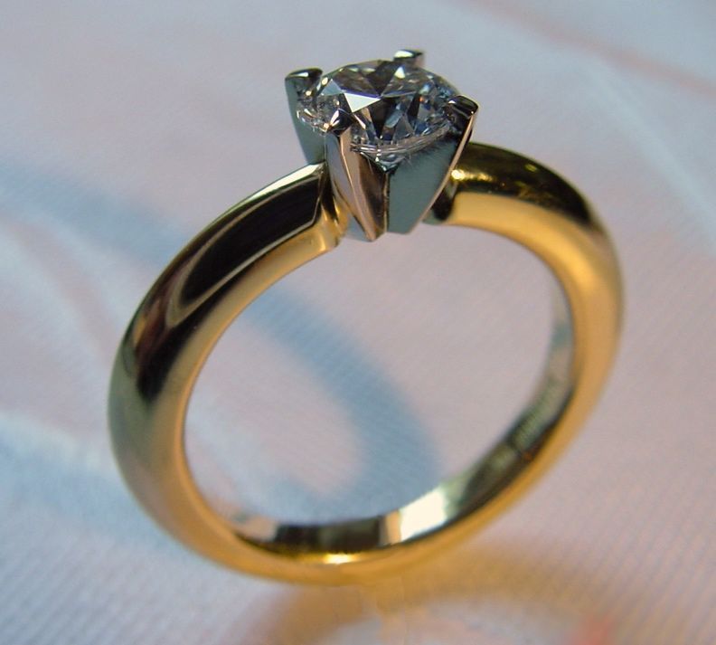 Juwelier Danowski – Edel polierter Goldring mit Diamant