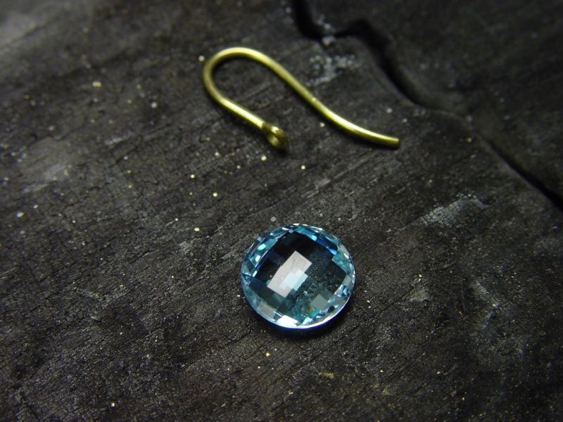 Juwelier Danowski – Ohrring und Edelsteineinsatz auf Werktisch