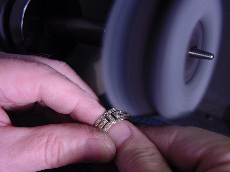 Juwelier Danowski – Ring beim Schleifen und Polieren