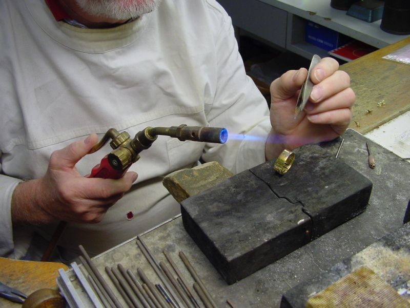 Juwelier Danowski – Schmuckmeister bearbeitet Schmuck