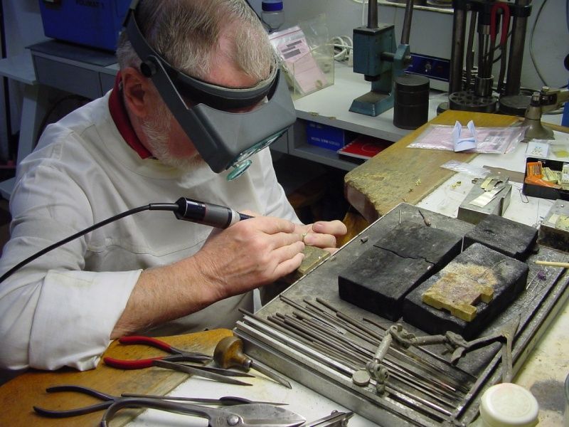 Juwelier Danowski – Schmuckmeister arbeitet mit einem Lötkolben