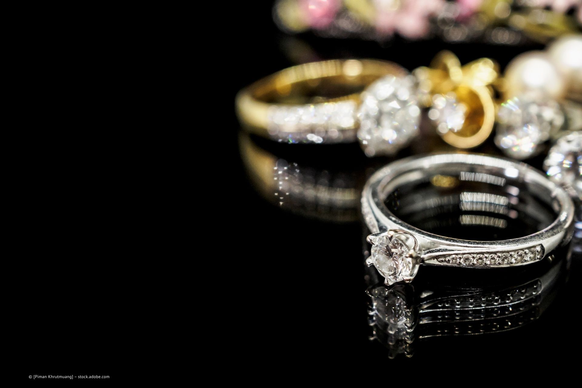 Juwelier Danowski – Ringe auf schwarzem Hintergrund