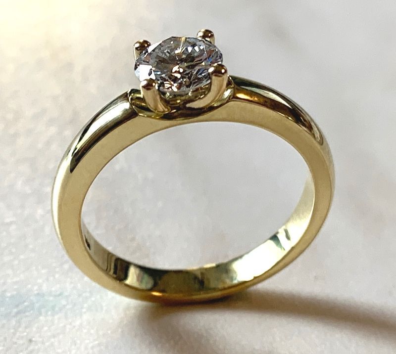 Juwelier Danowski – Handgefertigter Hochzeitsring mit rundem Diamant