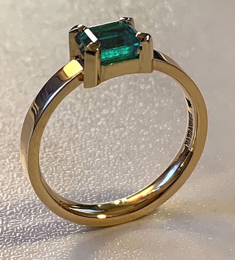 Juwelier Danowski – Hauchdünner Designer-Ring in Einzelanfertigung mit Smaragd