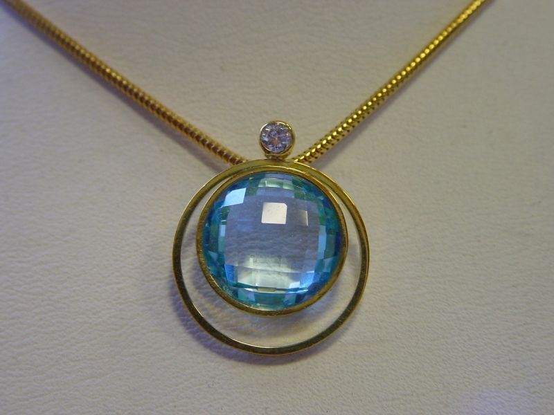 Juwelier Danowski – Halskette mit glatt geschliffenem Edelstein in der Mitte