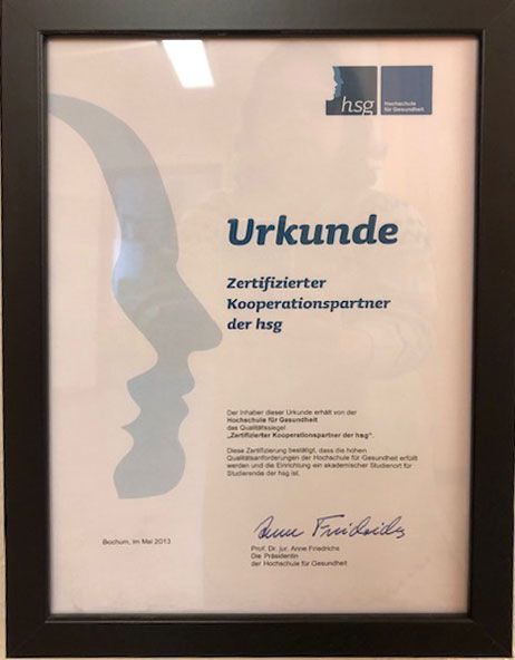 Ein gerahmtes Zertifikat mit der Aufschrift „Urkunde“