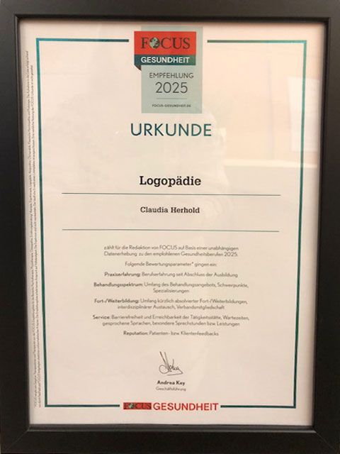 Ein gerahmtes Zertifikat mit der Aufschrift „Urkunde Logopädie“