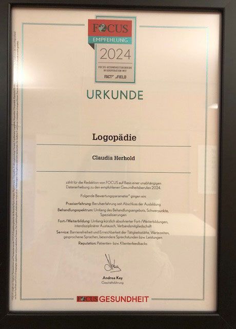 Ein gerahmtes Zertifikat mit der Aufschrift „Urkunde“