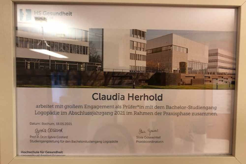 Ein Bild eines Gebäudes mit dem Namen Claudia Herhold darauf