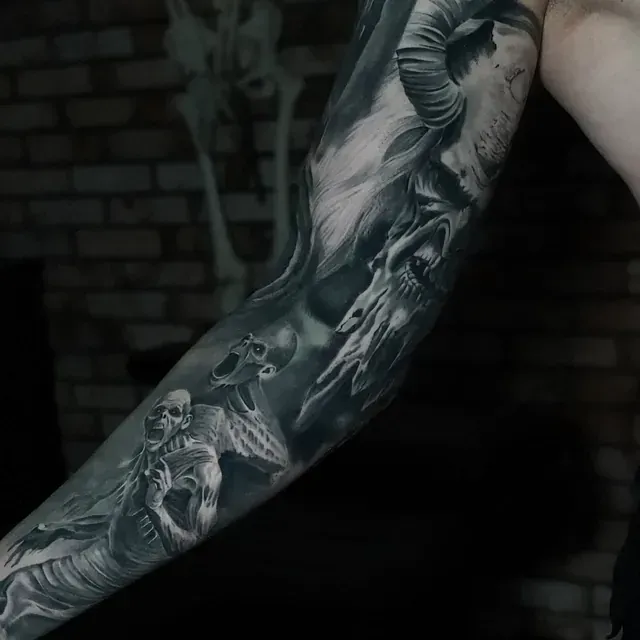 Eine schwarz-weiße Tätowierung eines Skeletts auf dem Arm eines Mannes.