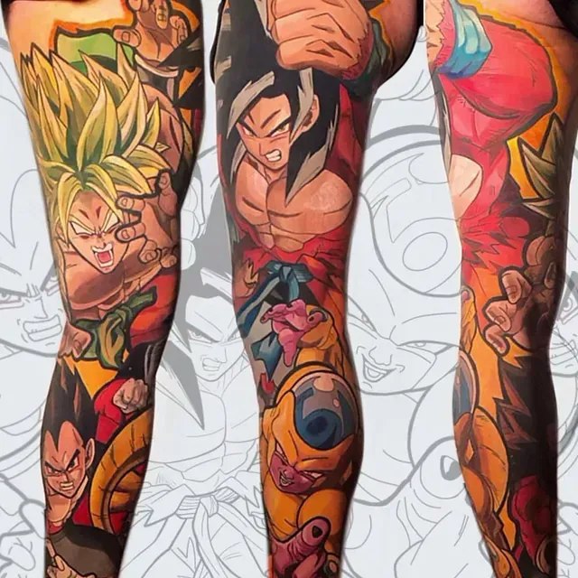 Eine Person hat ein Tattoo mit Dragon Ball-Figuren am ganzen Arm