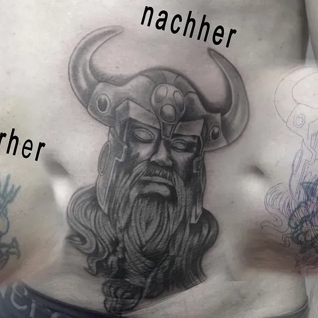Ein Mann hat ein Tattoo eines Wikingers mit Hörnern auf seiner Brust.